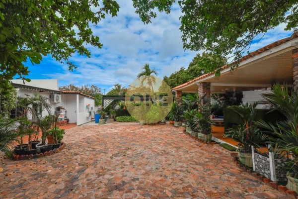 Spacious Family Retreat with Gazebo & Outdoor Living in Oranjestad